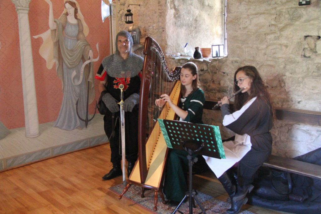 013bis-Elena-Guarneri-arpa-arpista-fluato-medioevo-evento