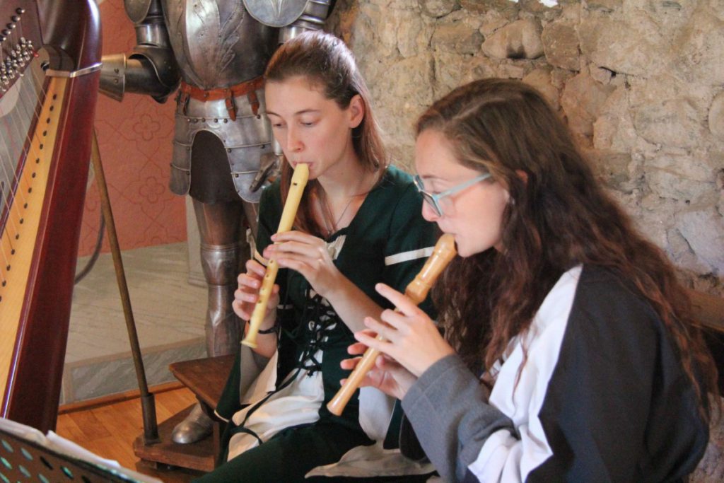 013tris-Elena-Guarneri-arpa-arpista-torre-medievale-flauto