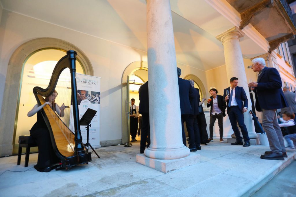 025-Elena-Guarneri-banca-evento-inaugurazione-como