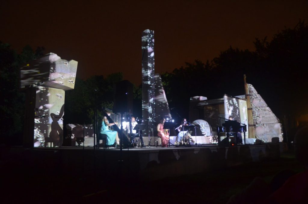 029-Elena-Guarneri-arpa-arpista-parco-videomapping