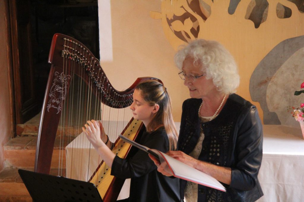 034-Elena-Guarneri-arpa-arpista-poesie-evento-Bozzolo-rosa